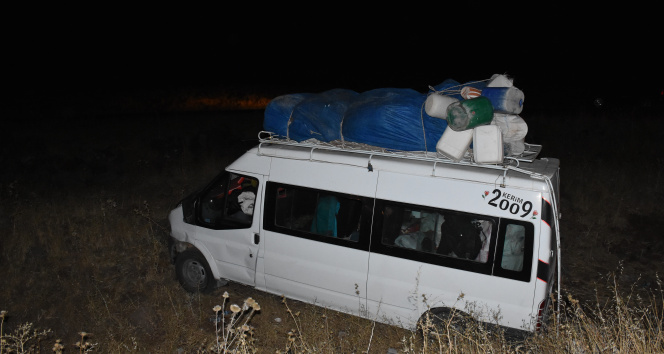 Şanlıurfada mevsimlik işçileri taşıyan minibüs ile otomobil çarpıştı: 16 yaralı