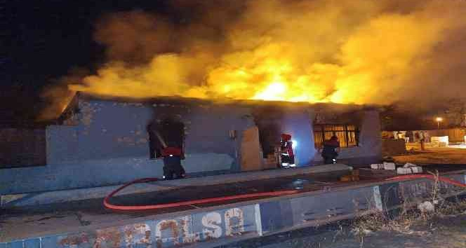 Iğdır Belediyesi sebze halinde çıkan yangında kundaklama şüphesi