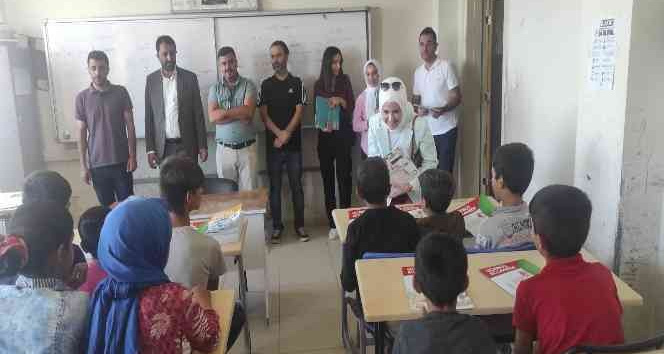 Batman’da eczacılar köy okulunun reçetesini çıkarttı, dolapları kırtasiye malzemeleriyle donattı