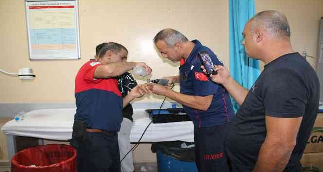 Parmağına yüzük sıkışan çocuğun imdadına sağlık çalışanları ve itfaiye ekipleri yetişti