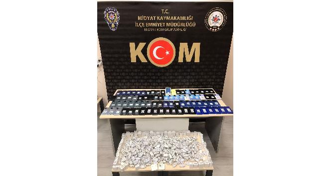 Narkotik ekipleri gümrük kaçağı 81 adet cep telefonu ile 760 adet kulaklık ele geçirdi