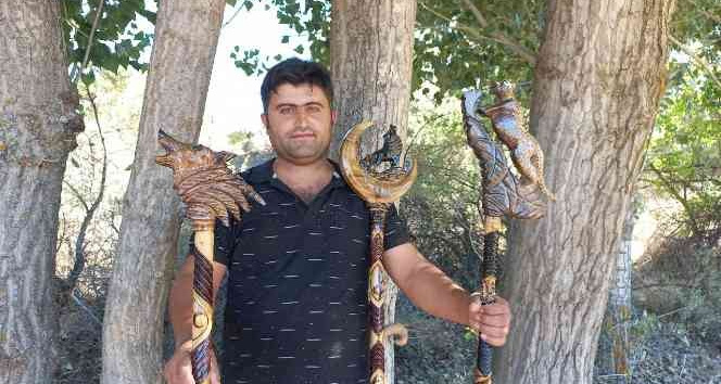 Doğadan topladığı dalları sanat eserine dönüştürüyor