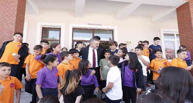 Sincan Belediye Başkanı Ercan öğrencilerin ilk ders zili heyecanına ortak oldu