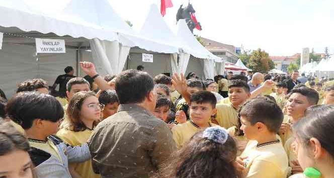 Kitap Fuarı açılışında ’Hediye Çeki’ çılgınlığı