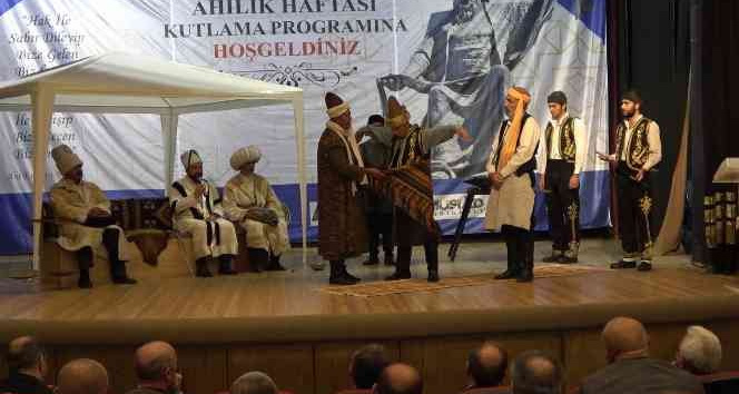 Ahilikteki "şed kuşanma" töreni tiyatroyla canlandırıldı