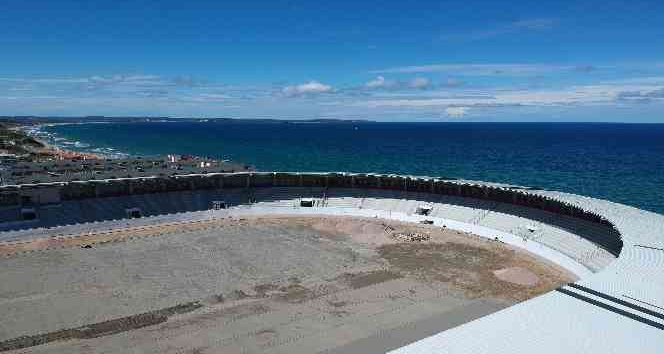 Deniz manzaralı modern şehir stadında son hazırlıklar