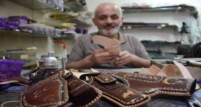 33 yıldır tabancalara işlemeli kılıf üretiyor