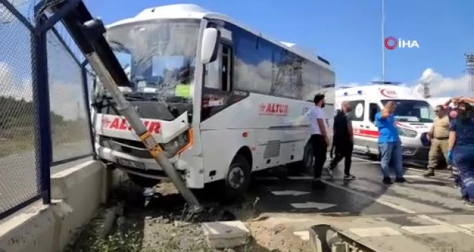Servis minibüsü kazaya karıştı: 2 kişi şok geçirdi