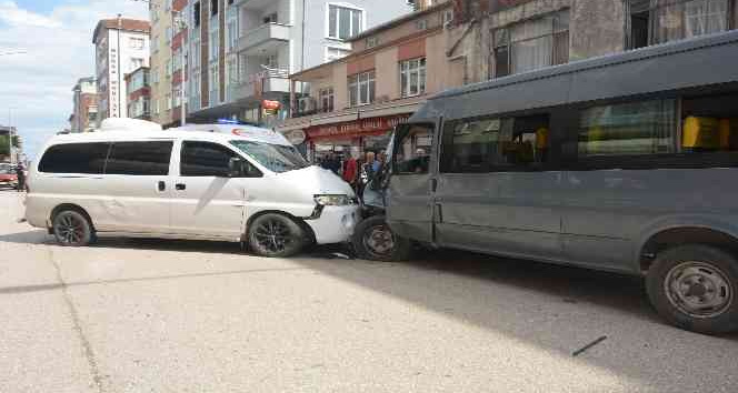 Ordu’da minibüsler çarpıştı: 2 yaralı