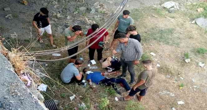 Otomobilin çarptığı motosiklet sürücüsü kanala uçtu