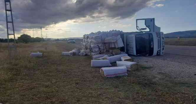 Saman balyası yüklü kamyonet devrildi: 1 yaralı