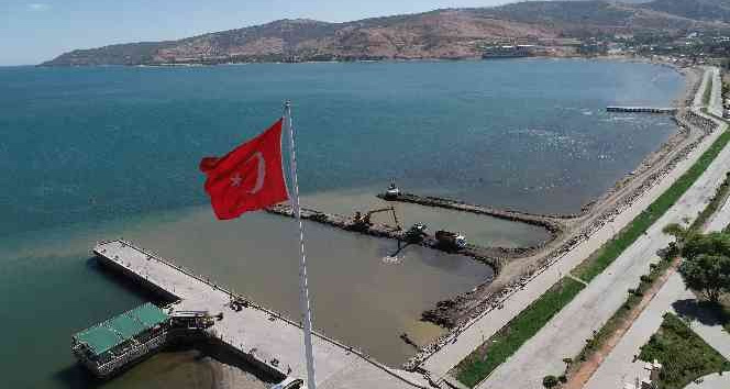 Van Gölü dip çamurundan temizleniyor