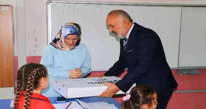 Çiftlikköy Belediyesi’nden 700 öğrenciye eğitim seti hediyesi