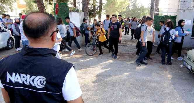 Osmaniye’de okul önlerinde narkotik uygulaması