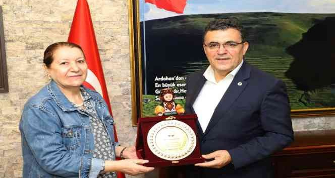 Hayırsever Saadet Kızılyar’dan yüzlerce öğrenciye kırtasiye yardımı