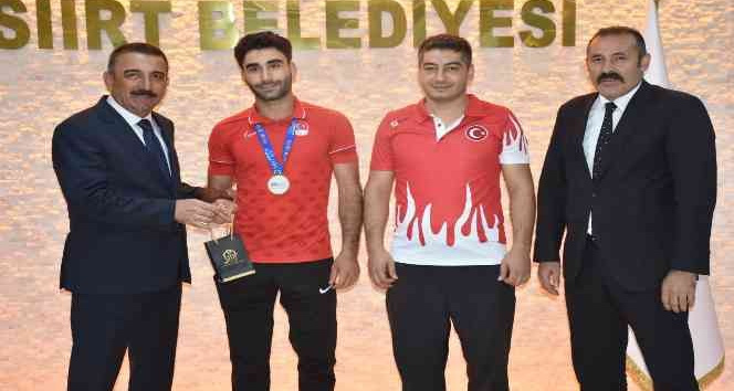Siirt Valisi Hacıbektaşoğlu, milli sporcuyu altınla ödüllendirdi