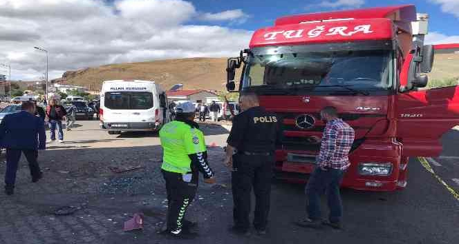 Çıldır’da öğrenci servisi ile tır çarpıştı