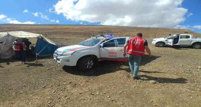 Yaylada rahatsızlanan yaşlı kadın 4 saatlik çalışmayla hastaneye kaldırıldı