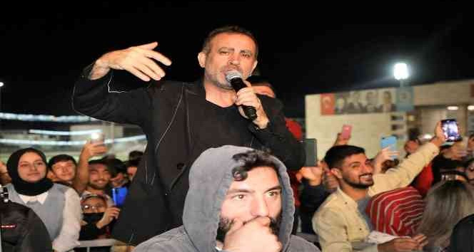 Ünlü sanatçı seyircilerin arasına dalınca herkes şaşkına döndü