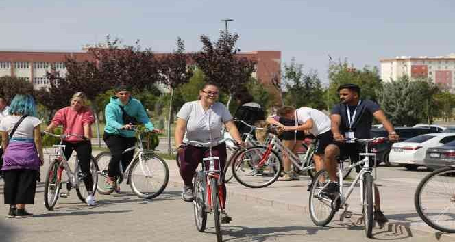 9 ülkeden 40 konuk, sporda gönüllülük projesi için ASÜ’de