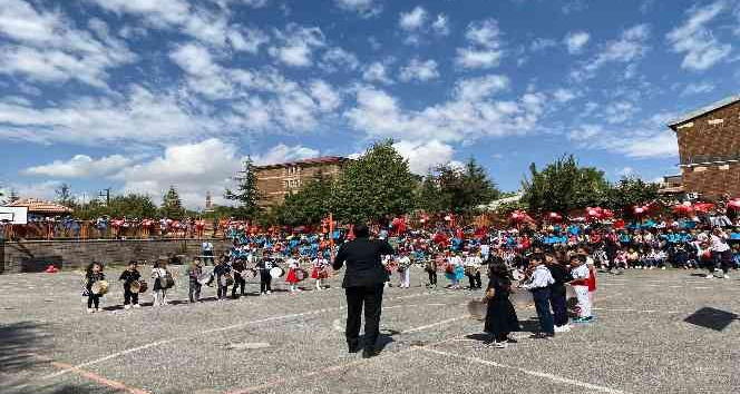 Ahlat’ta İlköğretim Haftası kutlandı