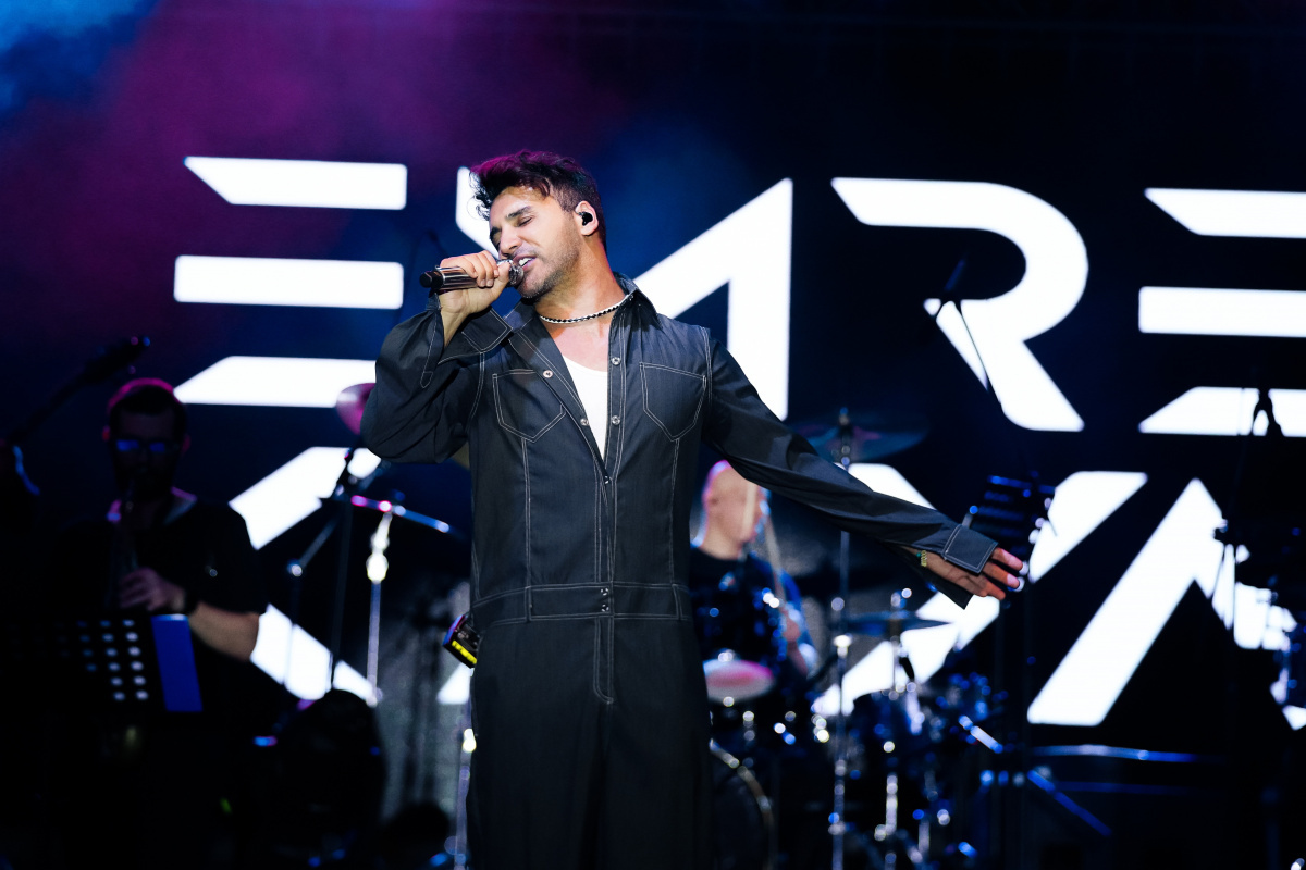 Hasta yatağından kalktı sahneye çıktı