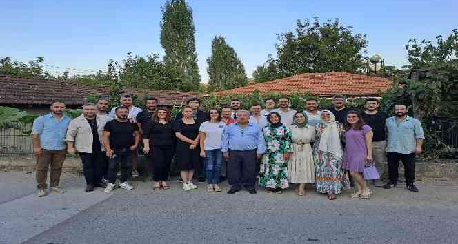 Öğrencilerini mezuniyetlerinden 23 yıl sonra gören öğretmen duygusal anlar yaşadı