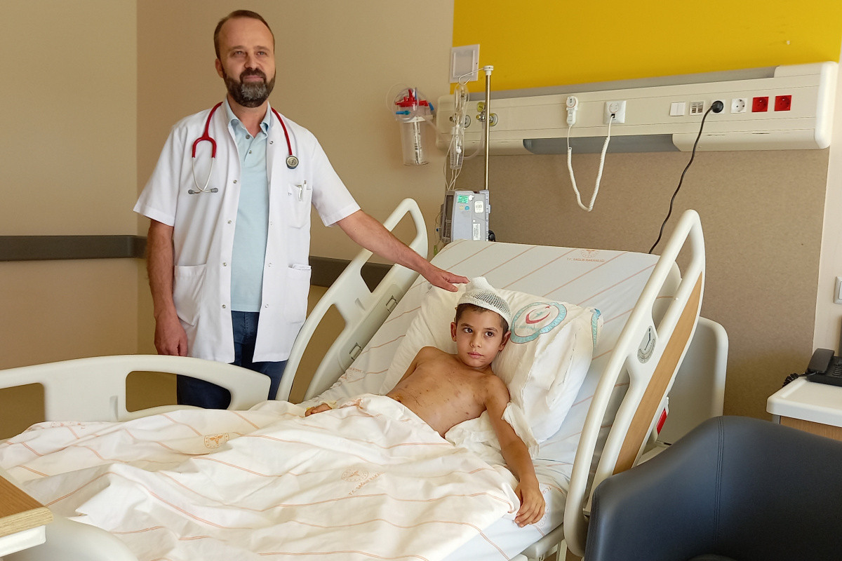 Köpeklerinin saldırısı sonucu yaralanan çocuk 22 gün sonra taburcu oldu