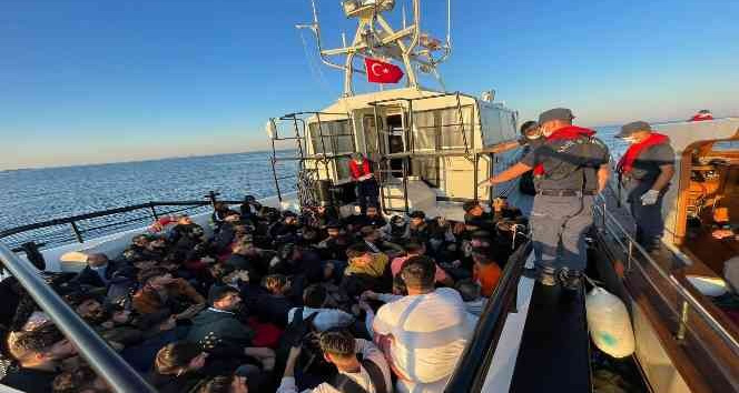 Çanakkale açıklarında 84 düzensiz göçmen yakalandı