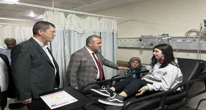 Vali Hatipoğlu, yaralanan öğrencileri hastanede ziyaret etti