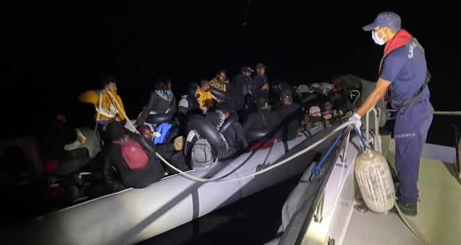 İzmir açıklarında 66 düzensiz göçmen kurtarıldı, 35i yakalandı