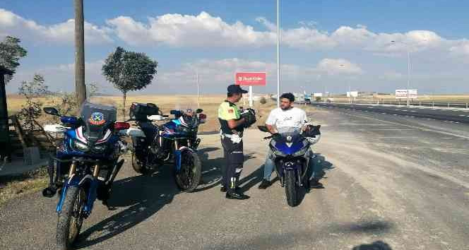 Aksaray’da trafik jandarması motosiklet ve sürücülerini denetliyor