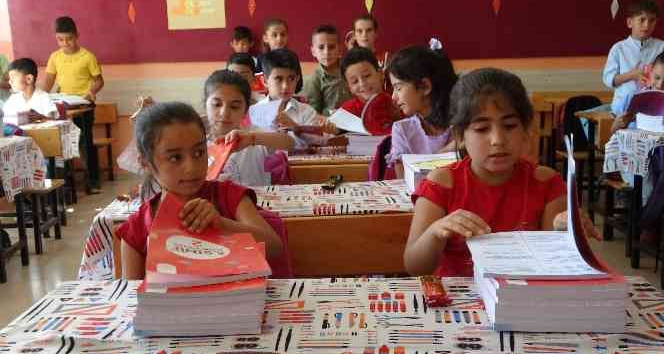 Muş’ta öğrencilere ücretsiz yardımcı kaynak kitap dağıtıldı