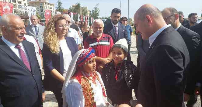 Bakan Soylu, harçlıklarını Pakistan’a bağışlayan öğrencileri tebrik etti