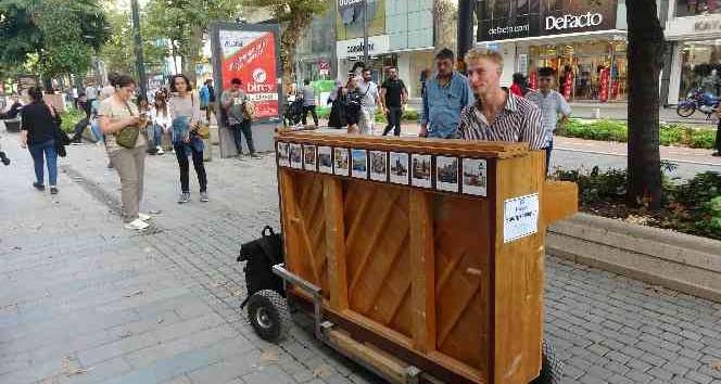 Piyanosuyla dünyayı geziyor