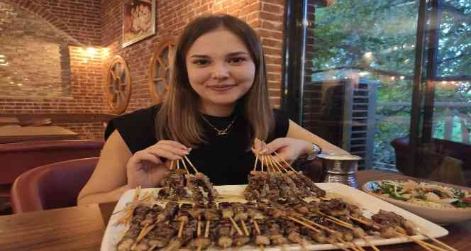 54 kiloluk genç kız, 43 dakikada 240 çöp şiş yiyerek 13 bin TL’lik ödülün sahibi oldu