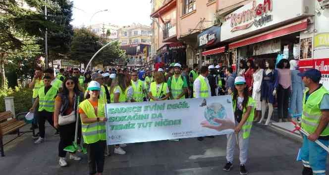 Dünya Temizlik Günü’nde esnafa süpürgeli faraş hediye ettiler