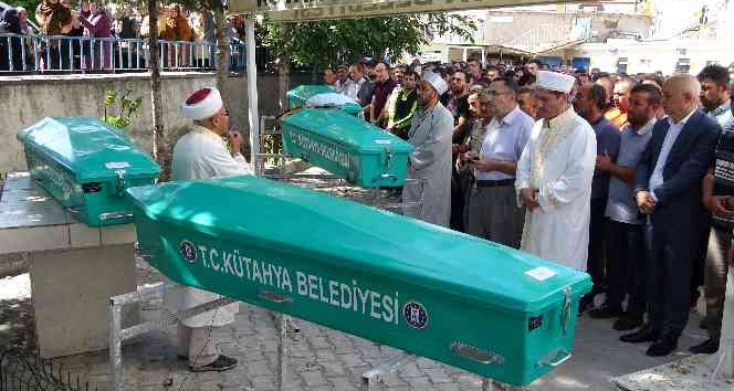 Antalya’daki trafik kazasında ölen 4 kişi Kütahya’da toprağa verildi