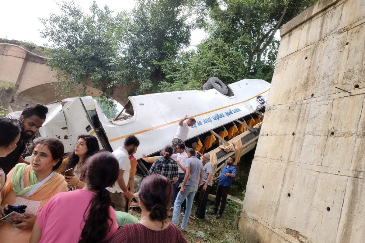 Hindistan'da otobüs nehre düştü: 7 ölü, 22 yaralı