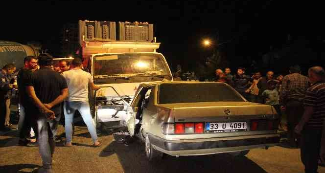Elma yüklü kamyonet ile otomobil kafa kafaya çarpıştı: 2 yaralı