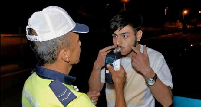 Polisin alkollü sürücü ile imtihanı: Alkollü sürücü yanaklarını gösterip “Dudaklarım” dedi