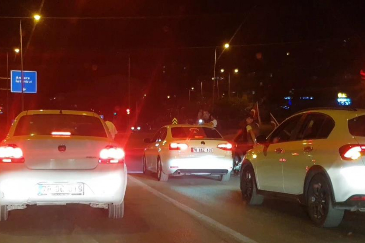 Asker uğurlama konvoyunda araçların camlarından sarktılar...Tehlikeli yolculuk kamerada