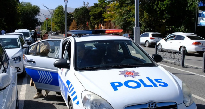 Erzincan polisi KPSSye geç kalmakta olan öğrenciyi 15 dakika kala sınava yetiştirdi