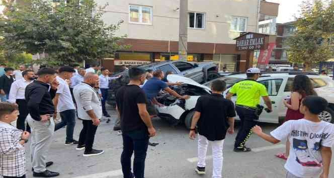 3 araca çarparak caddeyi savaş alanına döndürdü