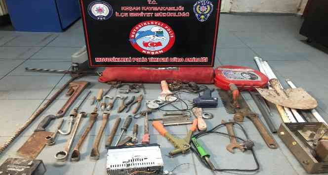 Polisten kaçan şüphelilerin çuvalından demir malzemeler çıktı