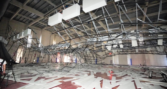 Tayvanda depremin şiddetine dayanamayan çatı sporcuların üzerine çöktü
