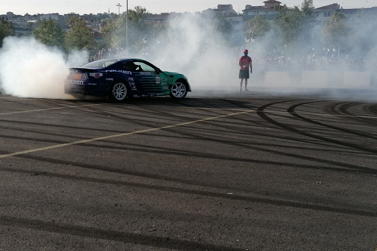 Drift gösterisi nefesleri kesti, heyecan dolu anlar FPV dron ile görüntülendi