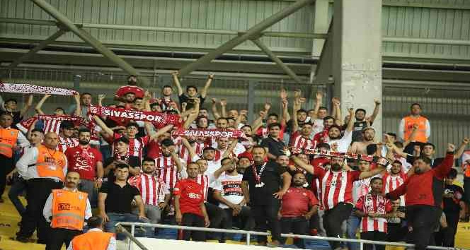 Sivasspor taraftarı deplasmanda takımının yanında