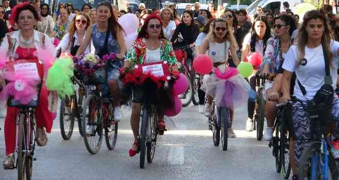 Isparta’da süslü kadınlar pedal çevirdi