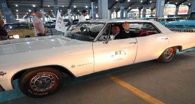 Klasik arabalar Biga sokaklarında